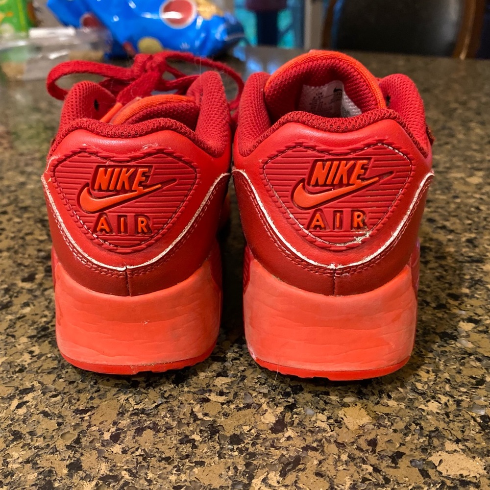 Boys size 2.5Y Nike Air Max. Gently worn.🥰